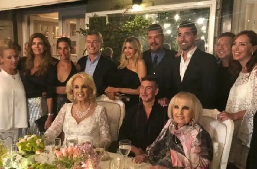 Los invitados a la mesa principal en el cumpleaños de Mitha Legrand