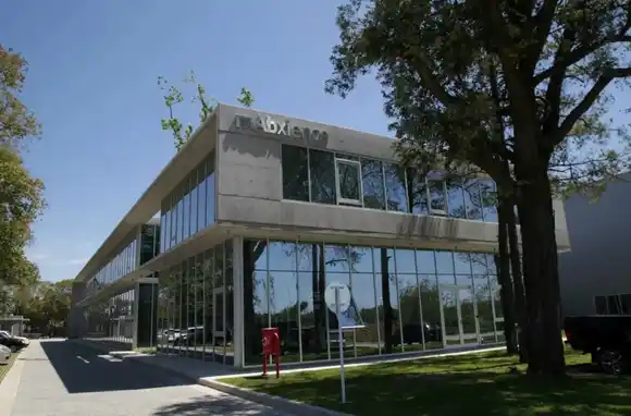 "Vamos a tener que aprender a convivir con el COVID-19"