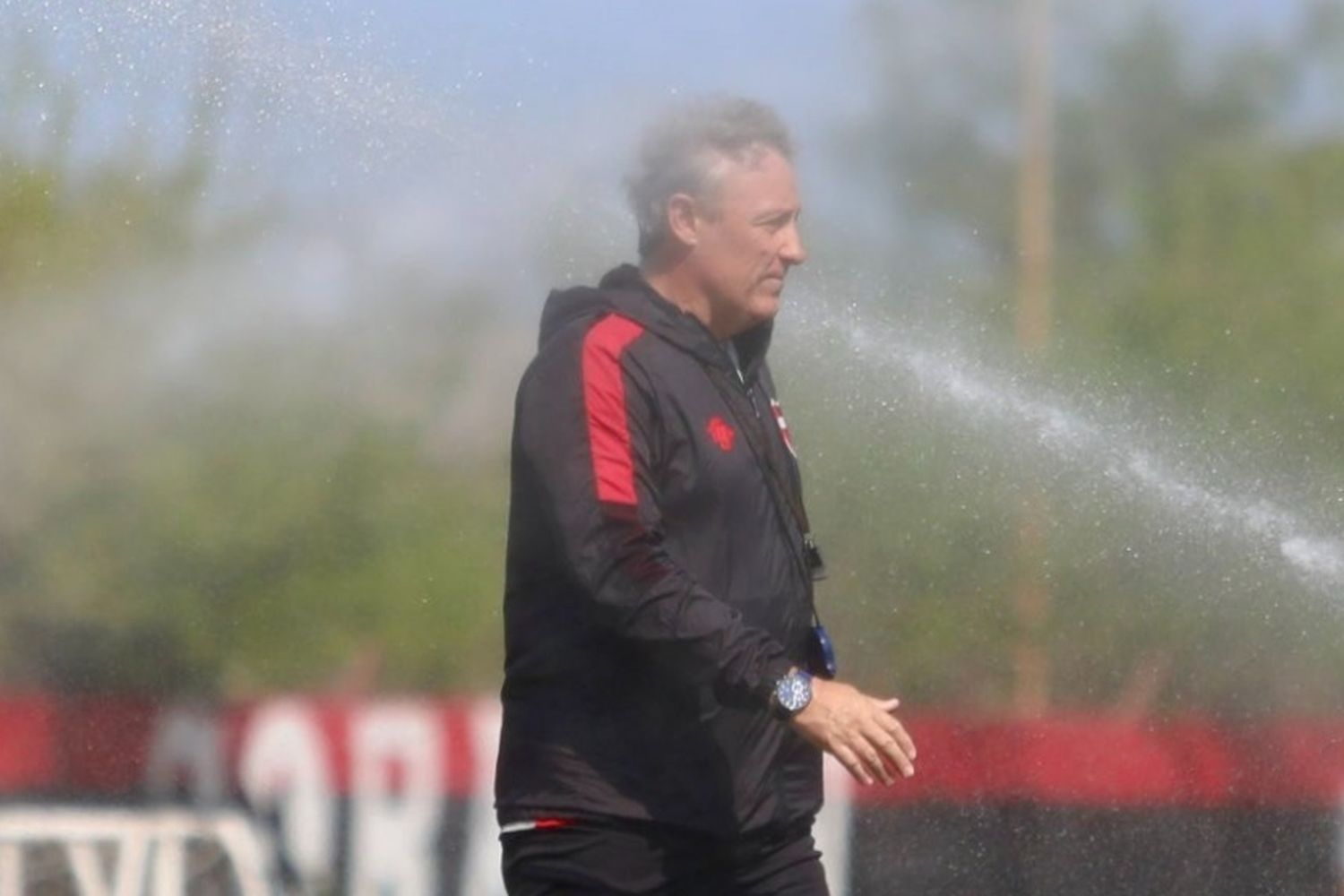 Lunari deslizó que Banega puede ser baja en el duelo de Newell's ante Lanús: "Sufrió una pequeña molestia"