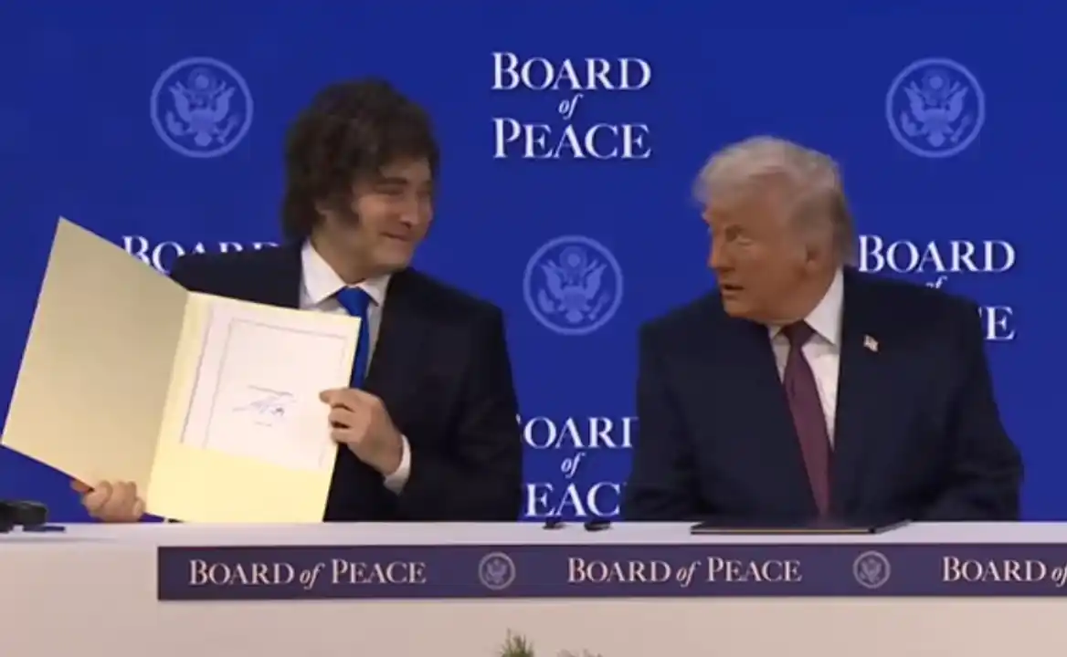 Javier Mileu y Donald Trump tras la firma