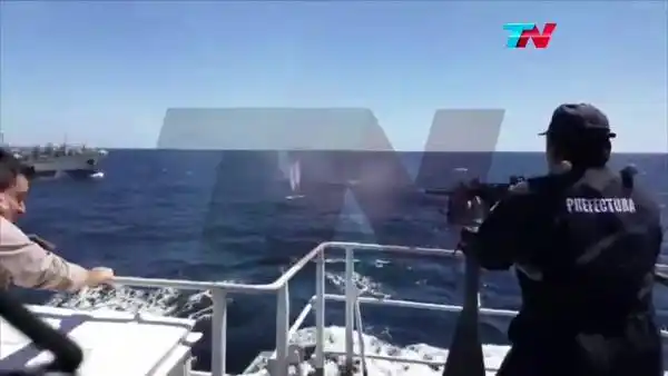 Video: Disparan contra un barco chino que pescaba ilegalmente en Chubut