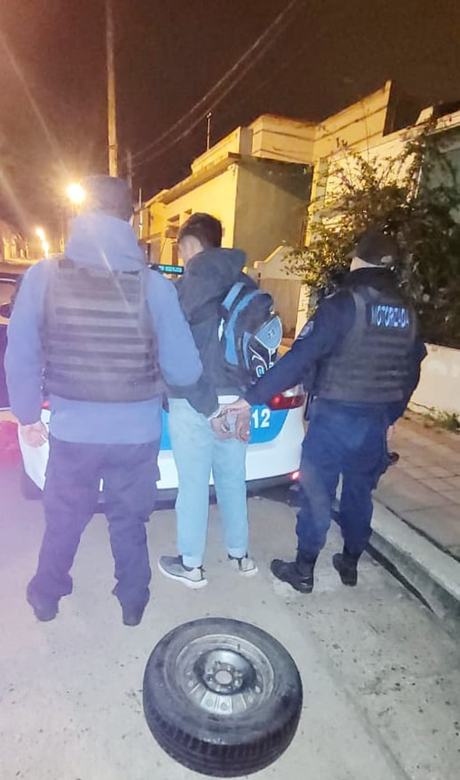 Un hombre detenido por el robo de la rueda de auxilio de un utilitario