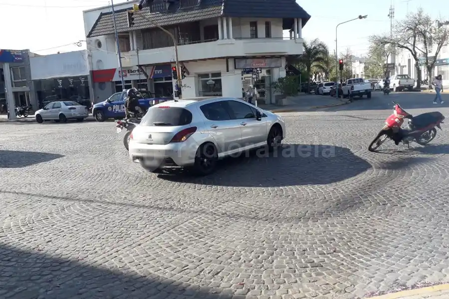 Tarde accidentada en la ciudad de Rafaela: dos motociclistas heridos fueron atendidos por el 107