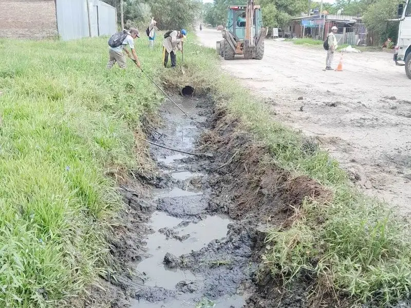 La Municipalidad intensifica el mantenimiento 
de calles y desagües en diversos barrios