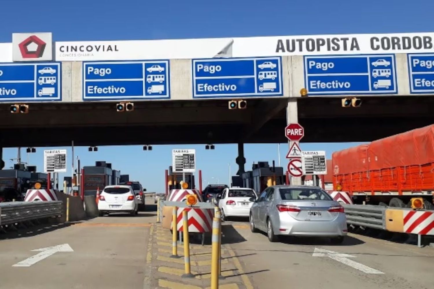 El automovilista la atropelló cuando escapaba a toda velocidad de un control de tránsito.