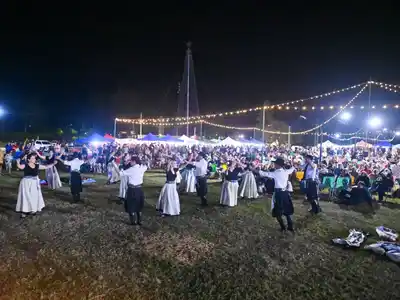 En un clima de fiesta, Pueblo Belgrano encendió el Árbol de Navidad más grande de la provincia