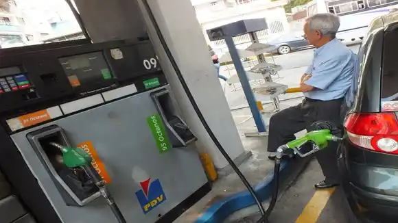 Venezuela en destrucción: 42% de producción de gasoil debe enviarse a Cuba