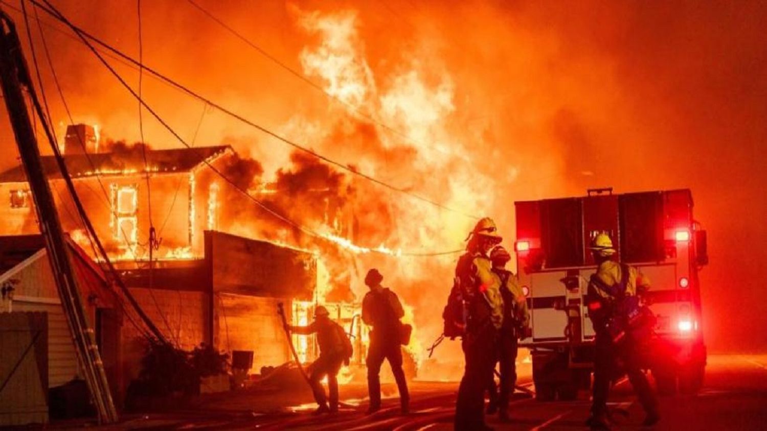 Devastadores incendios de Los Ángeles dejan 10 muertos y 20 detenidos por saqueos