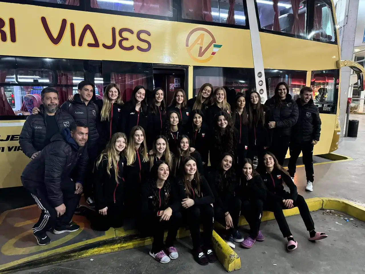 El plantel Sub-16 de Mar del Plata antes de viajar con destino a Santa Fe.