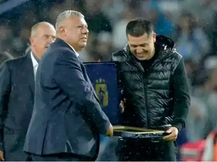 Lluvia de silbidos e insultos al 
“Chiqui” Tapia en la Bombonera