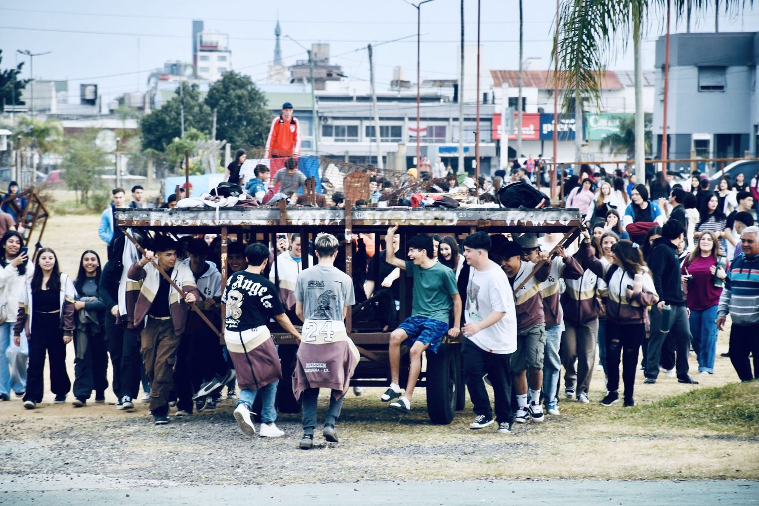 Los estudiantes de Concordia recibieron los galpones para que comiencen con el armado de carrozas