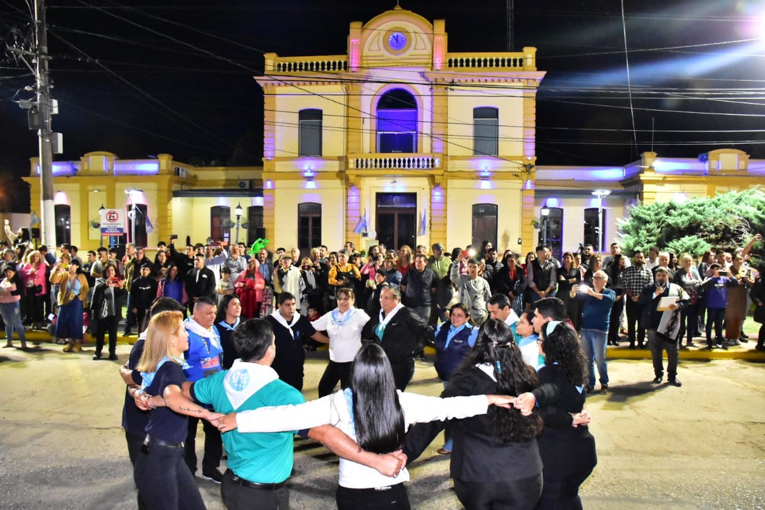 Con el tradicional Pericón la ciudad inició los festejos del Dia de la Independencia