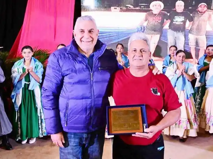 Jofré entregó un reconocimiento a Oscar Genes
