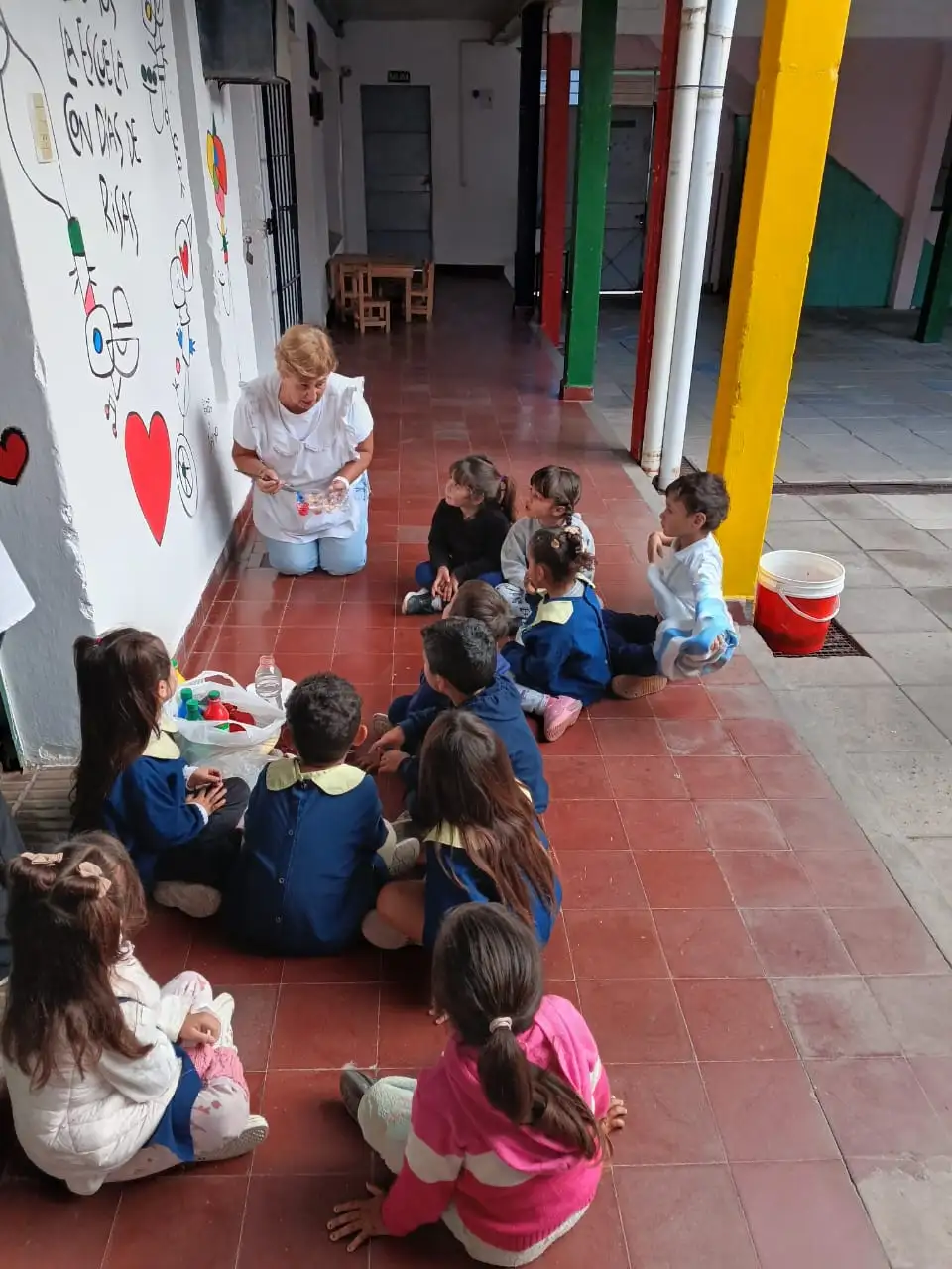 Marisa Senatori con sus alumnos-