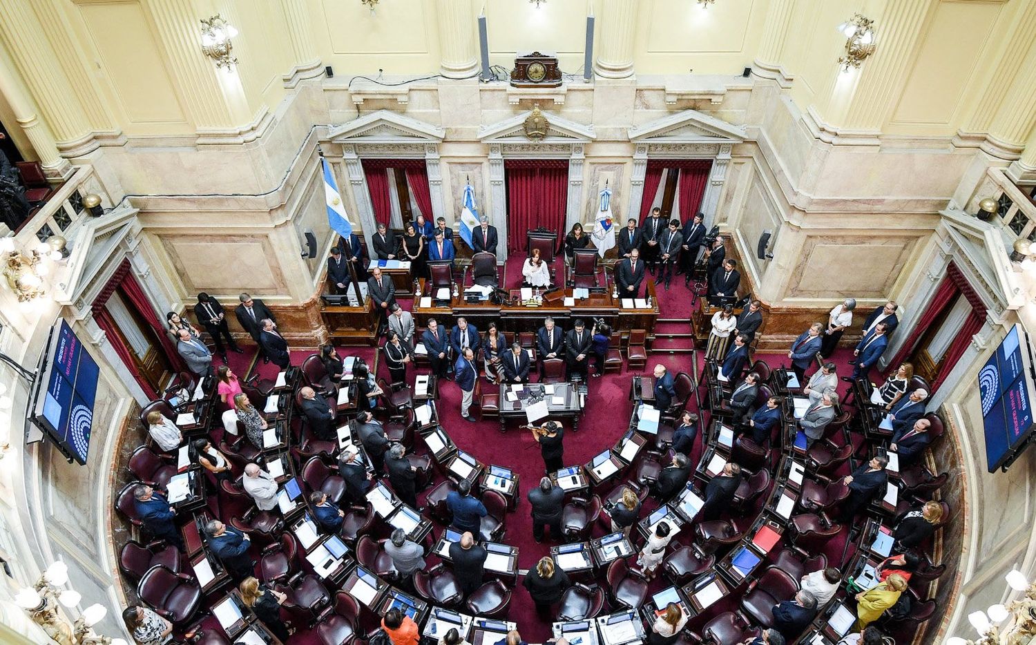 Senadores nacionales aprobaron un aumento salarial del 169 % en sesión directa