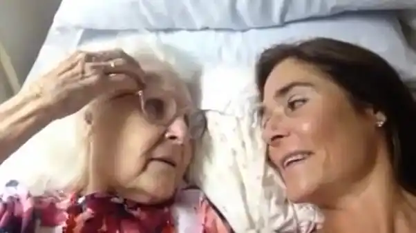 Emocionante video de una mujer con Alzheimer reconociendo a su hija