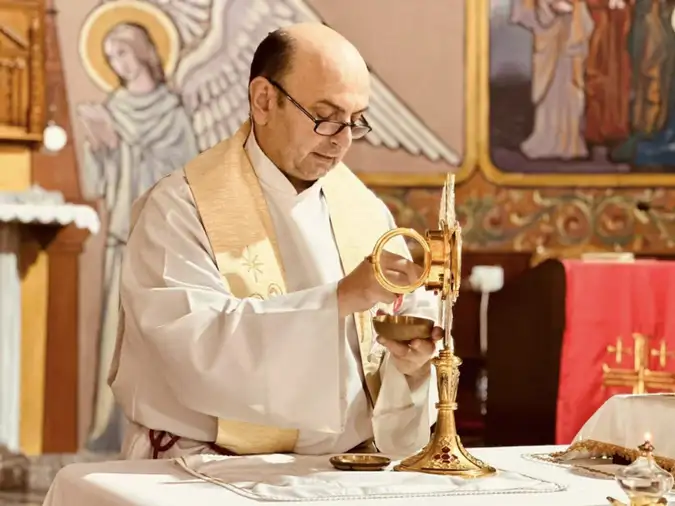 El  padre Gabriel Romanelli es párroco de la Iglesia Sagrada Familia de Gaza.