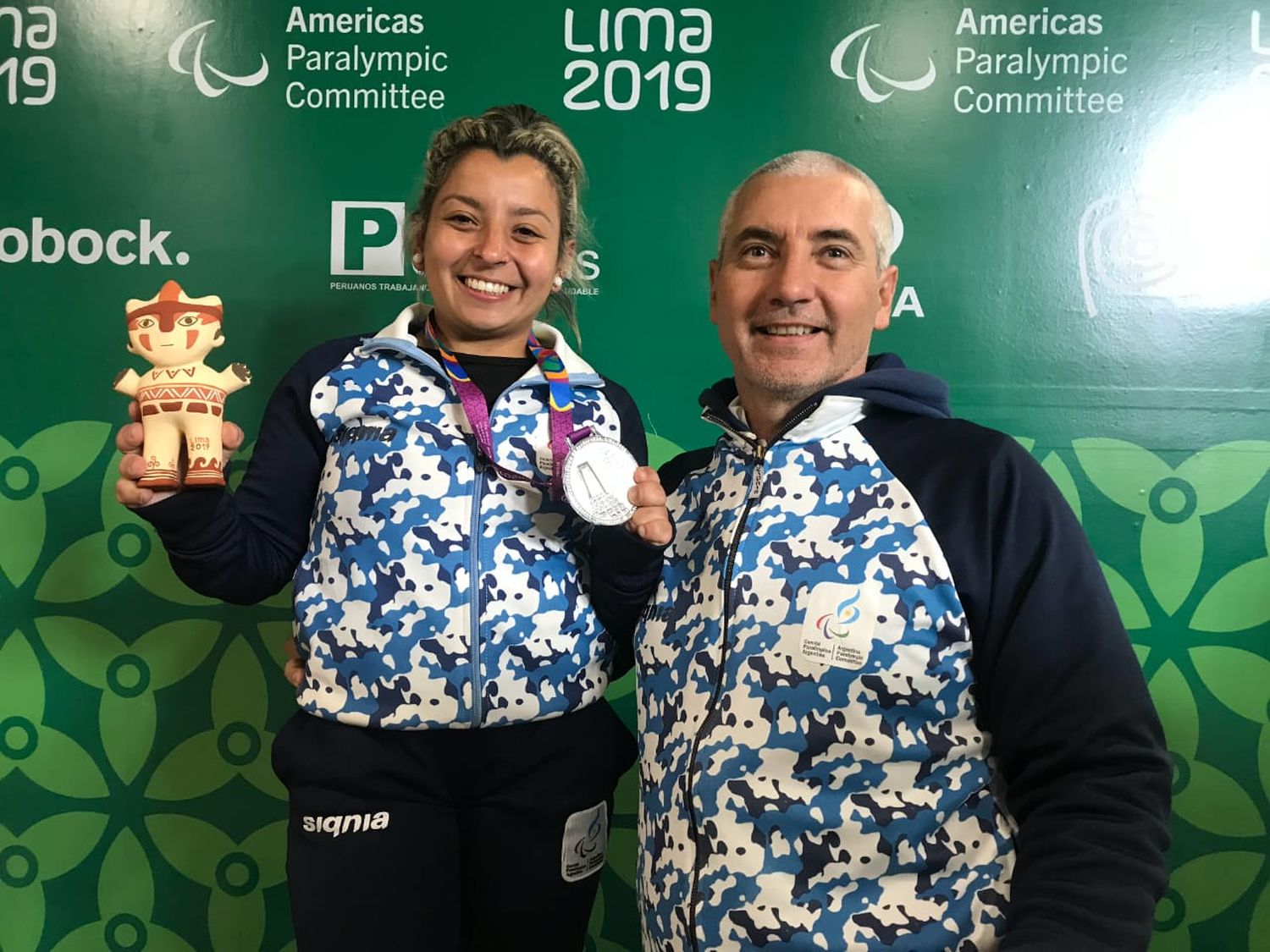 Antonella junto a su mentor Gustavo Briosso en los Juegos Parapanamericanos Lima 2019, donde fue plata en bala y oro en disco.