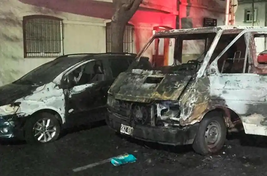 El auto de Axel Kicillof apareció incendiado