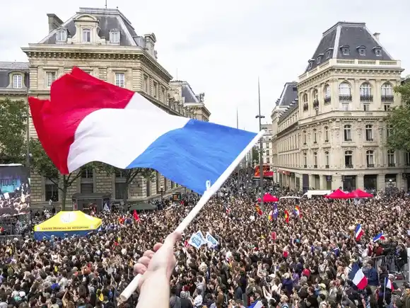 La crisis de gobierno en Francia y sus probables vías de salida