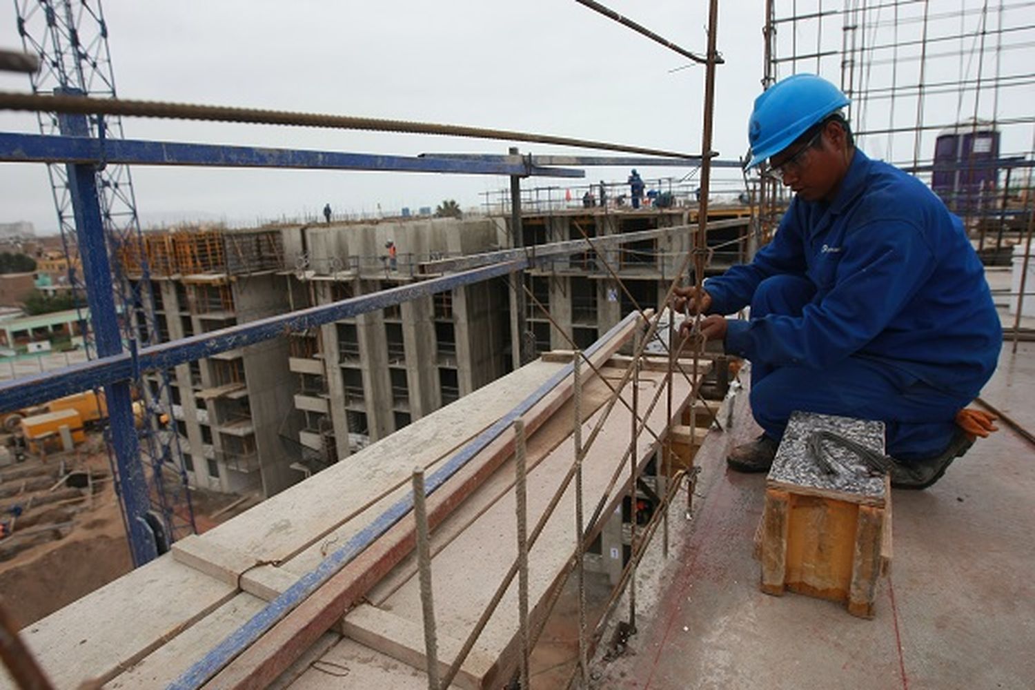 Desde la UOCRA alertaron que la mano de obra ocupada cayó un 40 por ciento