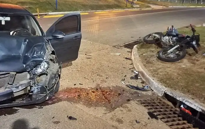 Dos jóvenes motociclistas sufrieron fracturas tras un choque con un auto