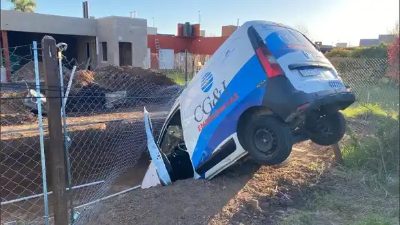 De película: robaron una ambulancia, huyeron a los tiros y terminaron incrustados una pileta