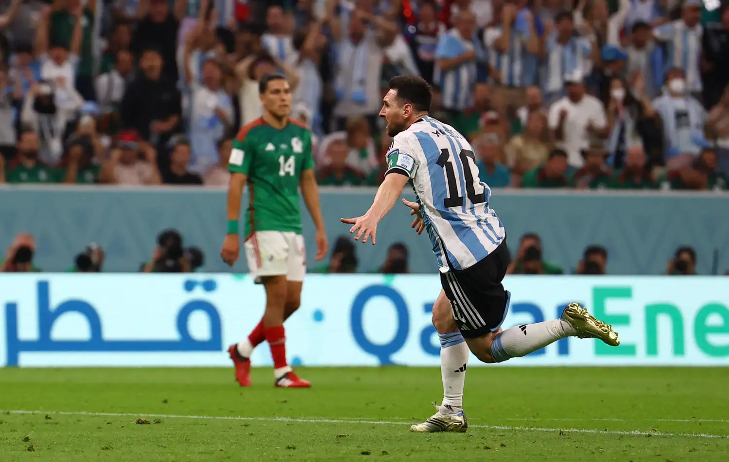 Messi inicia el festejo del 1-0.