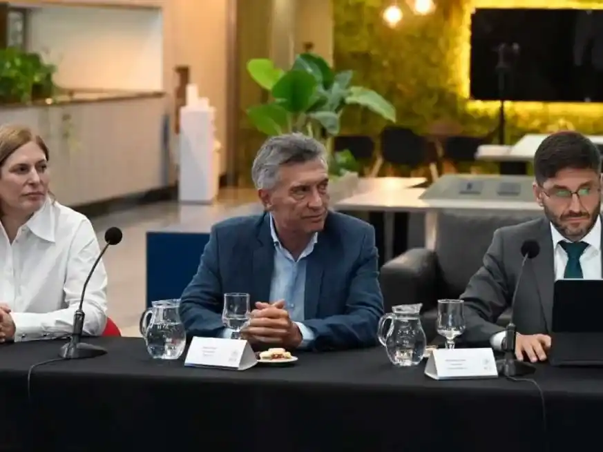 El líder del PRO junto al gobernador santafesino y la vice en Rosario.