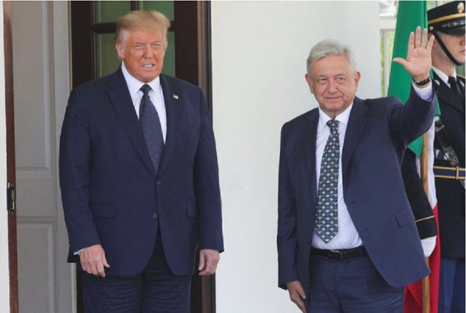 En medio de una lluvia de críticas y sin tapabocas, Trump recibe a López Obrador