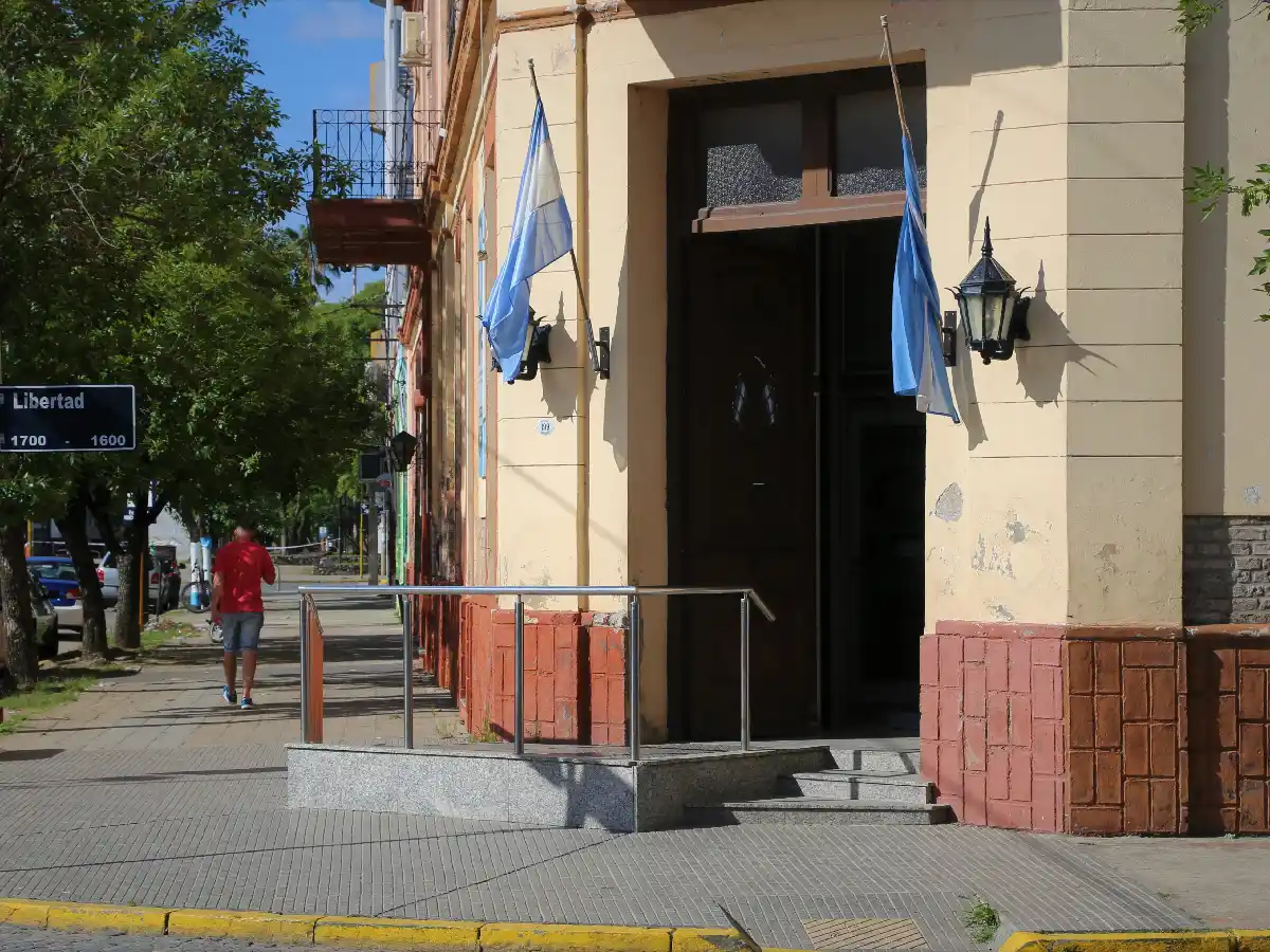 Llamó a la policía por ruidos molestos y la detuvieron porque tenía 19 plantas de marihuana  en el patio 