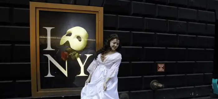 Desde temprano comenzaron a despedir la pieza de Broadway. Foto AFP