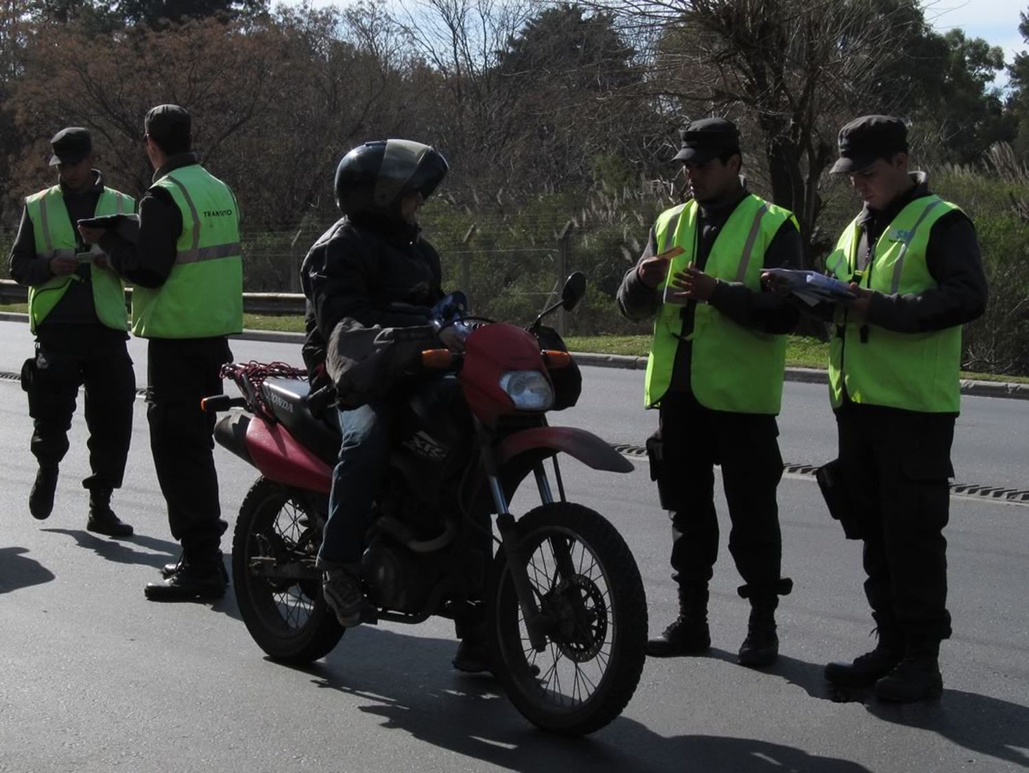 Quiso agredir a la policía y lo detuvieron