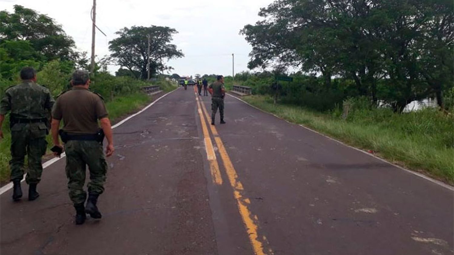 Dos ciclistas están graves tras chocar con un auto en la Ruta 12