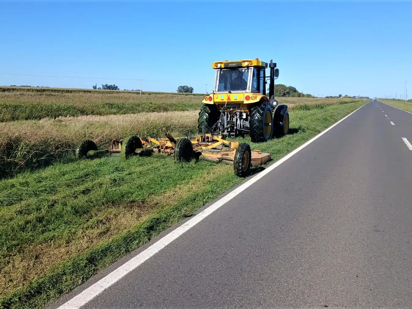 Corte de pastos a la vera de la ruta 33.