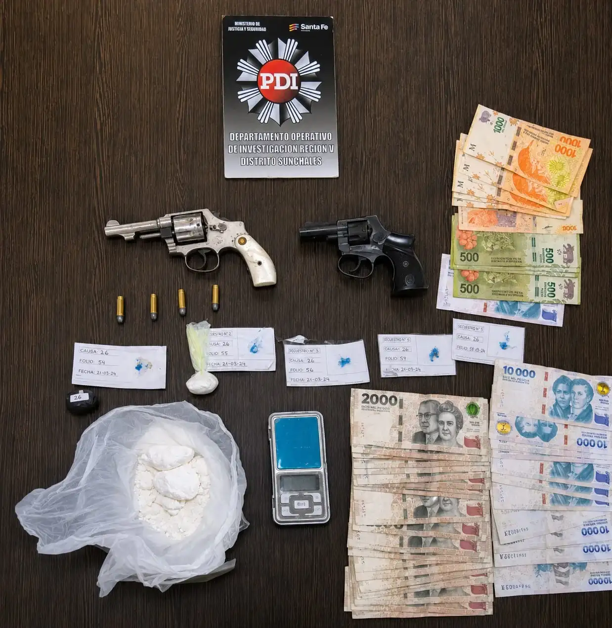 PDI detuvo a dos personas en Sunchales y secuestró cocaína, armas, municiones y dinero tras cinco allanamientos. - 4