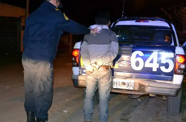 Lo sorprendieron en el patio de una casa y lo detuvieron