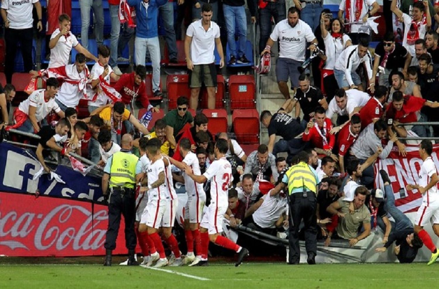 Banega convirtió y… ¡la tribuna se cayó!