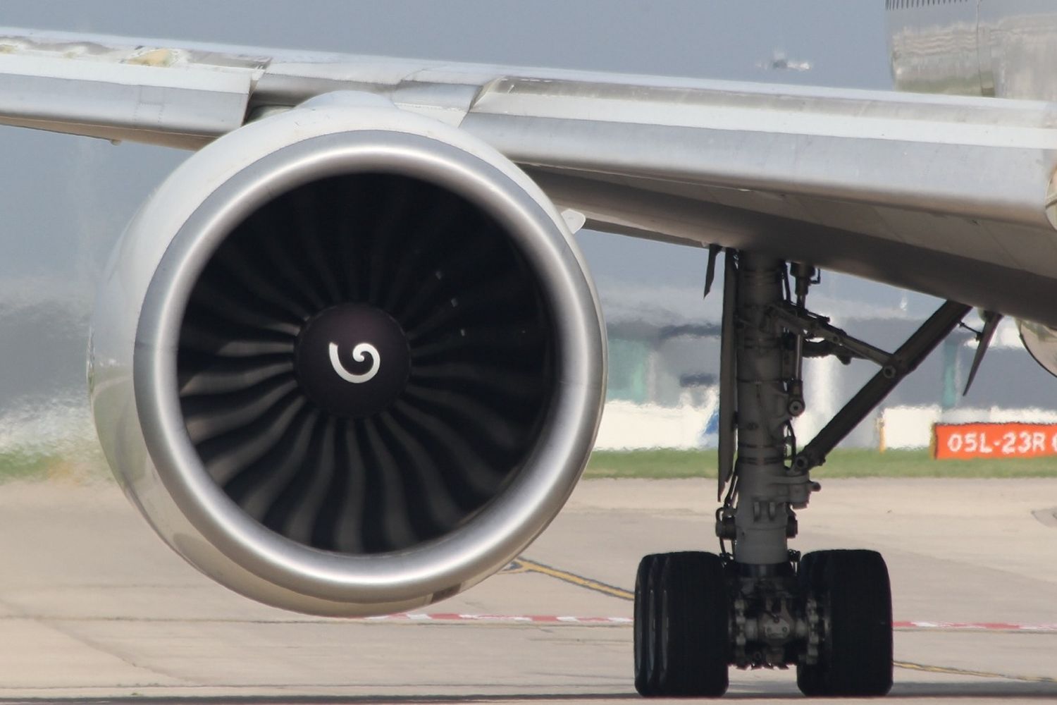 General Electric signs agreements with three airlines for the supply of engines and services