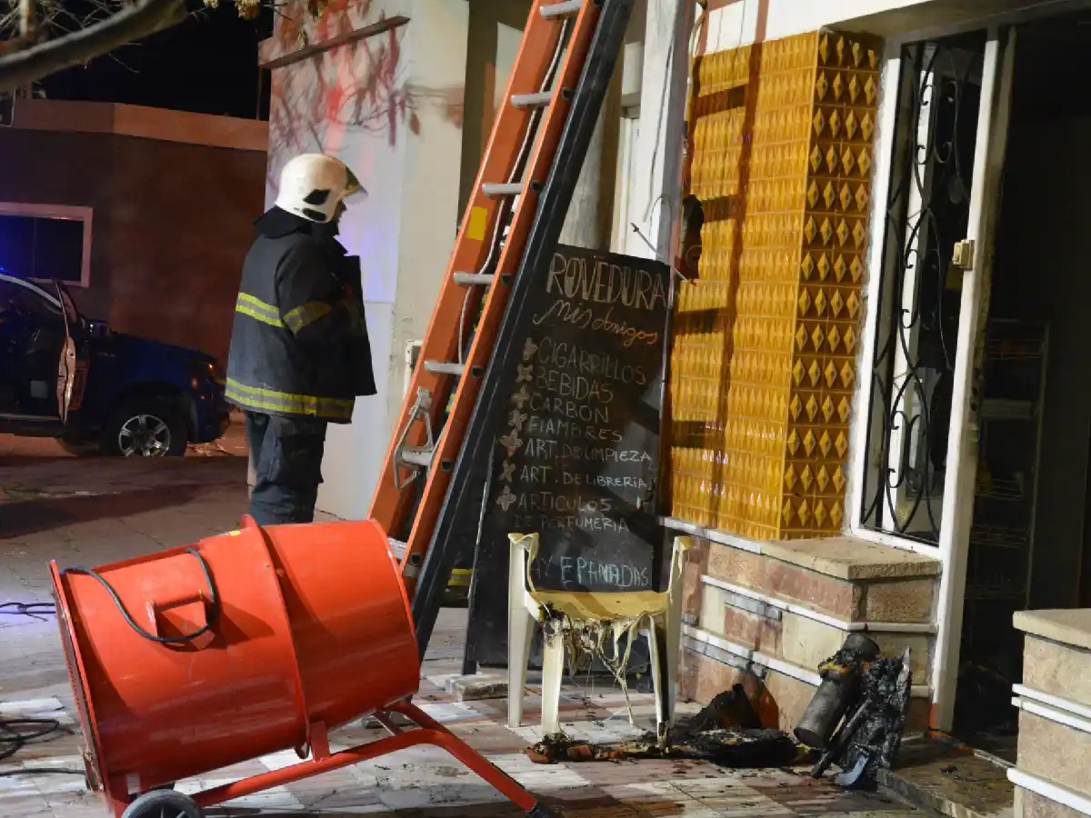 Bomberos trabajaron en dos incendios con daños materiales