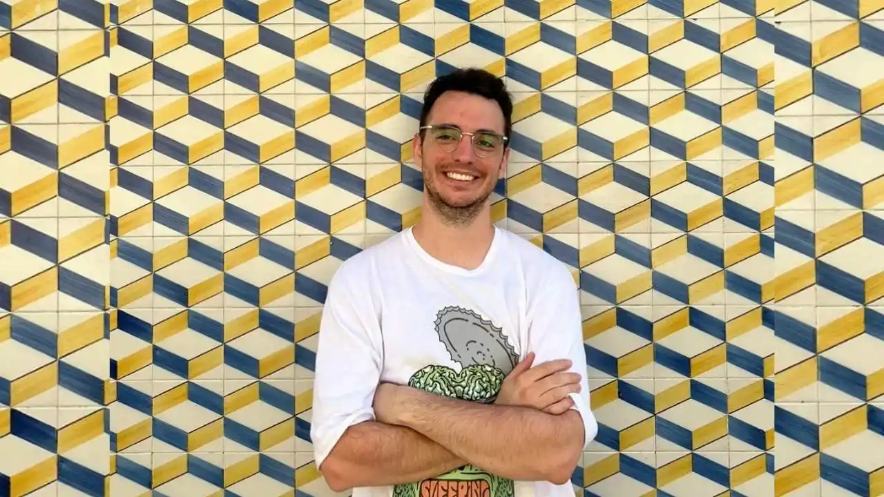 Federico Shortrede es docente y divulgador, con una destacada presencia en redes sociales enfocada en la enseñanza de la matemática.