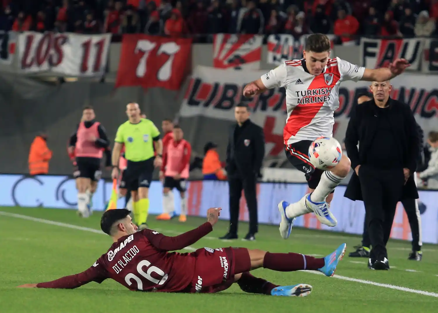 Julián Álvarez, la principal carta de gol de River.