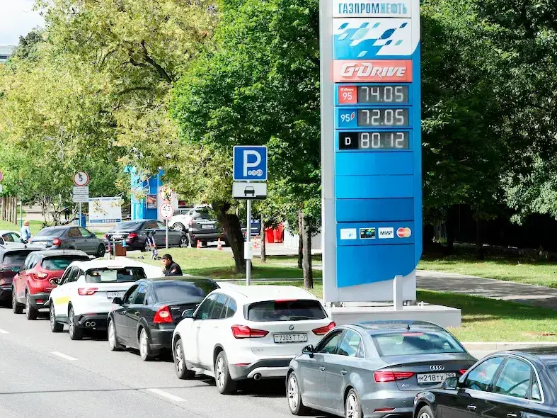 Volvieron las filas en las gasolineras de Moscú en medio de los ataques ucranianos contra la infraestructura energética rusa