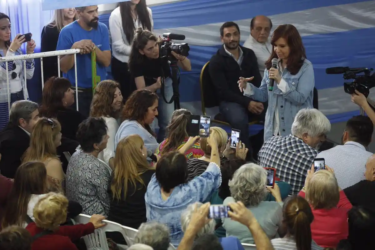 Cristina: "No creo que empresas privadas puedan estar organizando debates públicos"