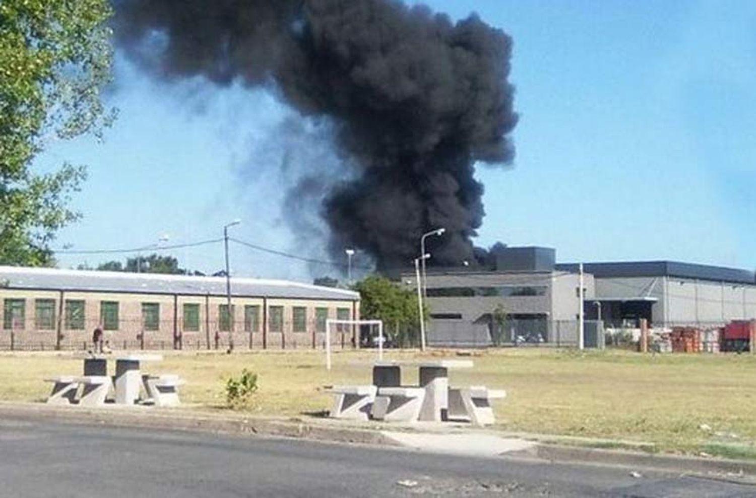 Incendio devastó una fábrica de caucho