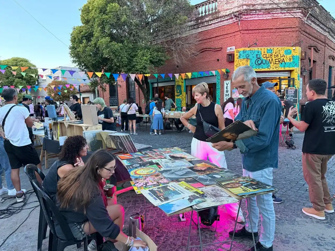 La Feria del Libro Usado, Vinilo y Diseño Gráfico volvió a copar el barrio de La Estación.