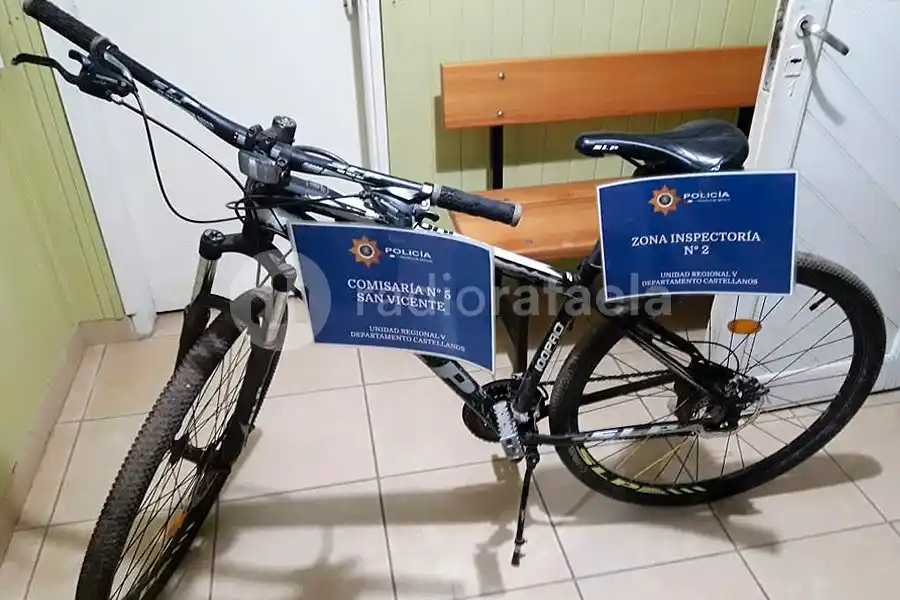 Le robaron la bici del quincho en San Vicente: tras el aviso a la Policía, la recuperaron