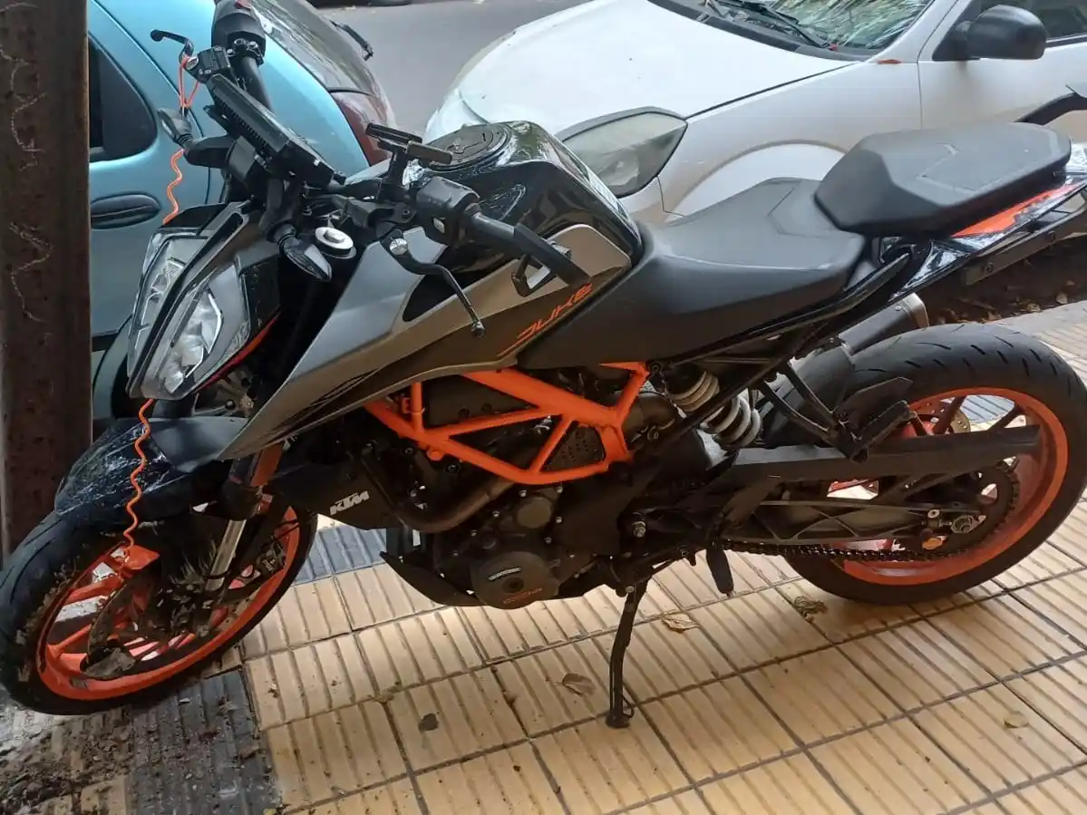 Los jóvene quisieron romper el dispositivo de seguridad con una baldosa.