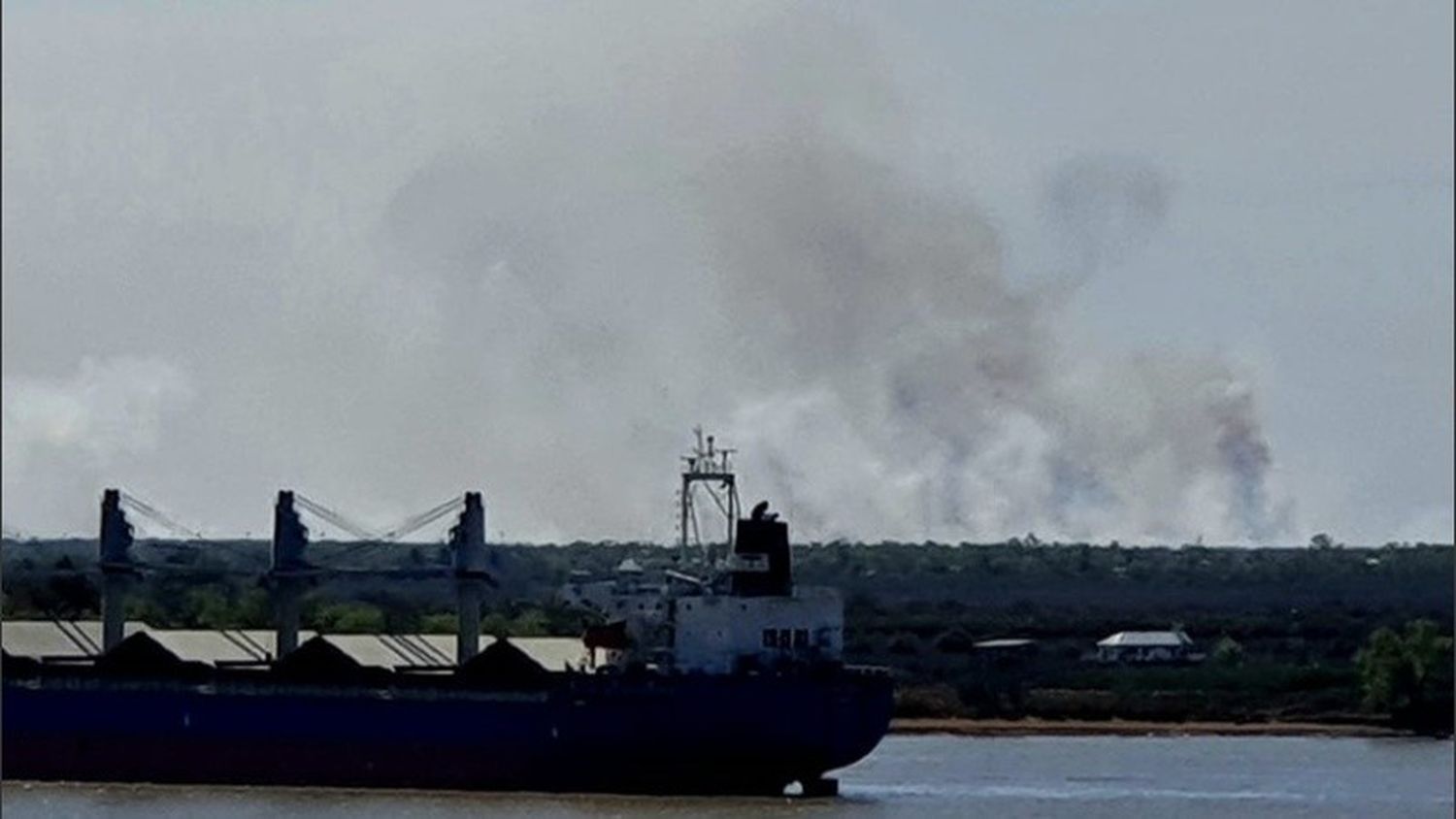 La lluvia no alcanzó y se reactivaron los incendios frente a Rosario