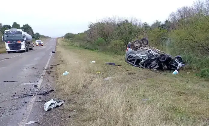 Dos personas fallecieron tras un violento choque frontal en la Ruta 12
